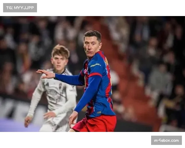 莱万多夫斯基拒绝沙特天价合同，同意降薪让出核心位置留守巴萨